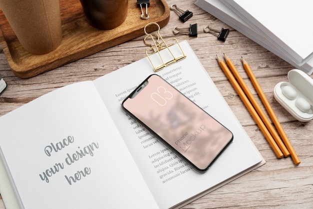 Elegantes Schreibtisch-Setup mit Smartphone-Modell