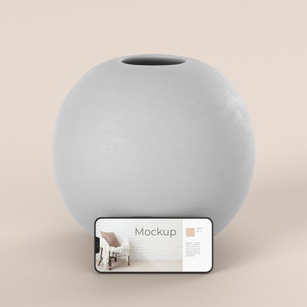 Elegantes Sortiment mit Mock-up-Smartphone und Vase