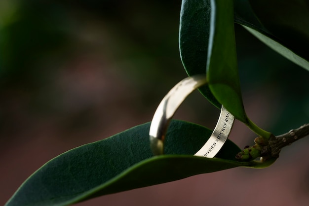 PSD em close-up no modelo de anel de casamento