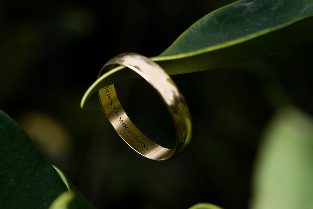 Em close-up no modelo de anel de casamento