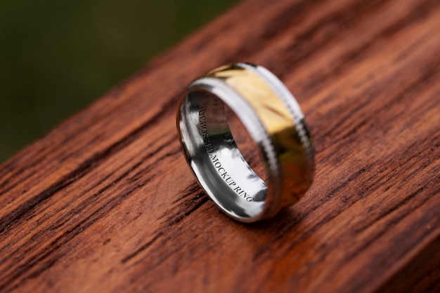 Em close-up no modelo de anel de casamento