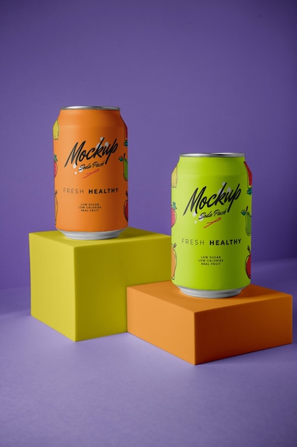 Embalagem de latas de refrigerante com fundo roxo