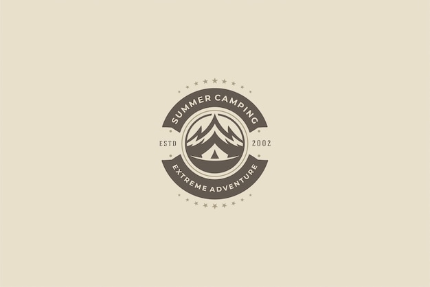 emblème appelant au camping d'été et à de nouvelles aventures