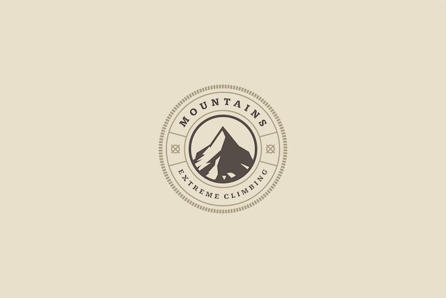 Emblème rond avec des montagnes pour la promotion du magasin
