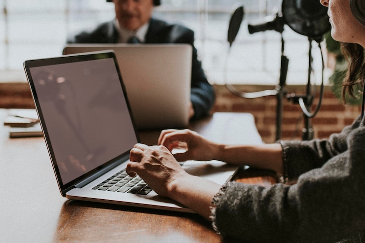 PSD emittente in uno studio che utilizza un mockup di schermo per laptop