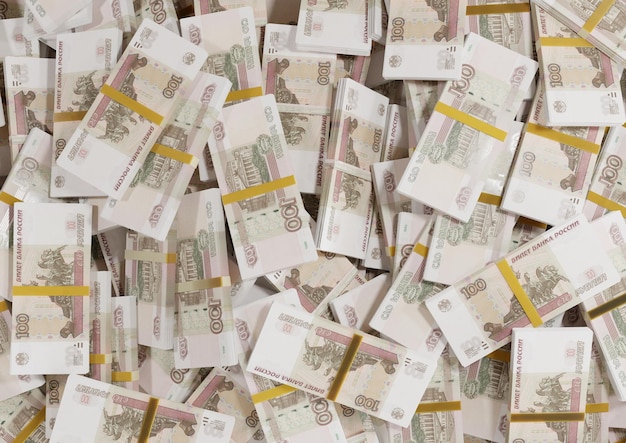 PSD empilhe dinheiro russo ou notas de 100 rublos russos espalhados em um psd isolado transparente