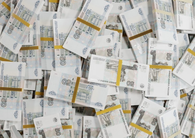 Empilhe dinheiro russo ou notas de 50 rublos russos espalhados em um PSD isolado transparente