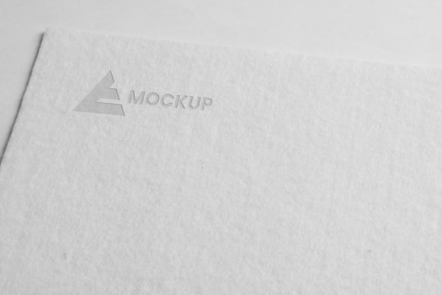 Empresa de design de logotipo de mock-up em papel branco