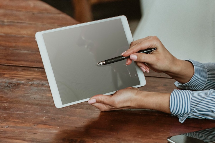 PSD empresária desenhando em uma maquete de tablet