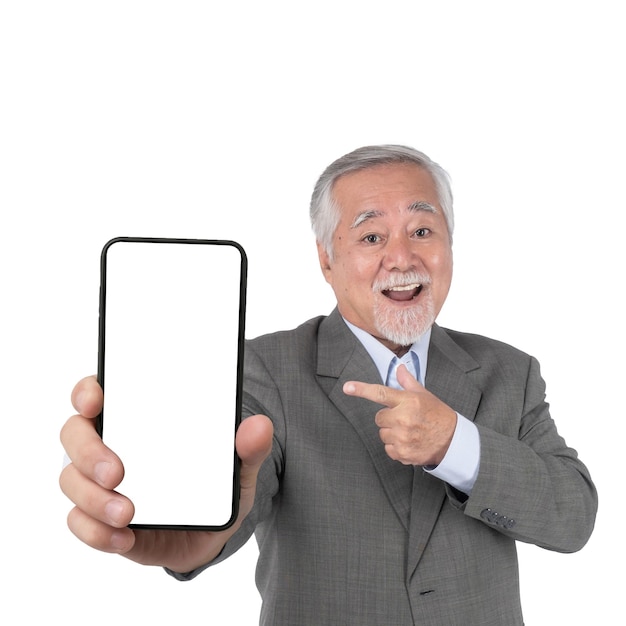 PSD empresario asiático anciano con traje se siente feliz señalando con el dedo un gran teléfono inteligente con pantalla en blanco pantalla blanca aislada sobre fondo blanco teléfono inteligente pantalla vacía mock up image