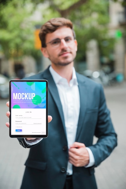 PSD empresario profesional sosteniendo una tableta