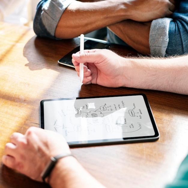 Empresarios planificando un proyecto en maqueta de tableta digital