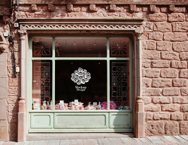 Encantador escaparate con un logotipo floral y una maqueta de arquitectura vintage