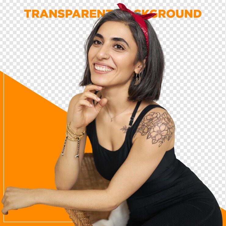 PSD encantadora joven de raza mixta con una figura delgada y un tatuaje de sonrisa linda posando en el interior
