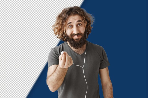 Encuentra a alguien que comparta auriculares contigo retrato de un hombre oriental guapo y amigable con el cabello rizado tirando del auricular a la cámara queriendo escuchar música juntos con su compañero mientras están en el metro