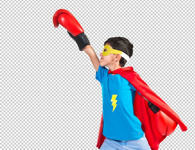 Enfant habillé comme un super héros avec des gants de boxe