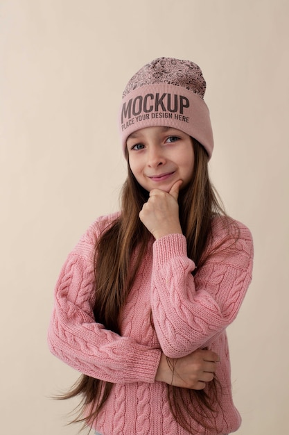 PSD enfant portant une maquette de bonnet