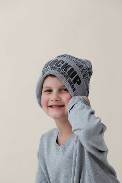 Enfant portant une maquette de bonnet