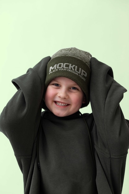 Enfant portant une maquette de bonnet