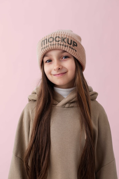 PSD enfant portant une maquette de bonnet