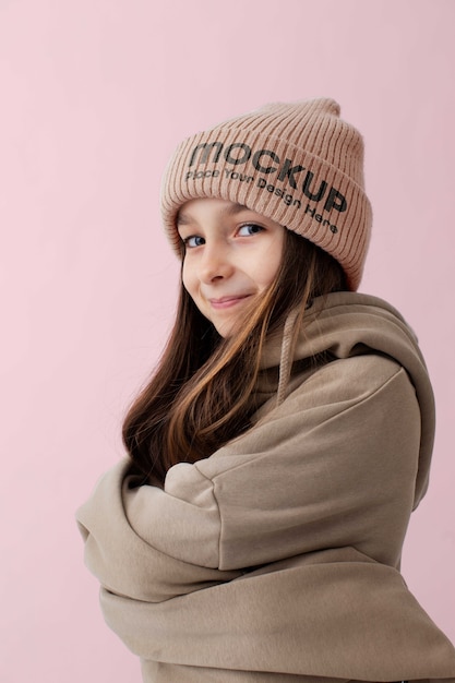 PSD enfant portant une maquette de bonnet