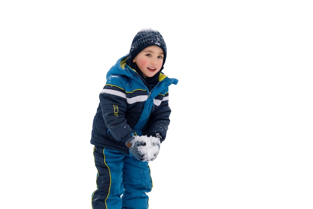 PSD enfant vue de côté jouant avec de la neige