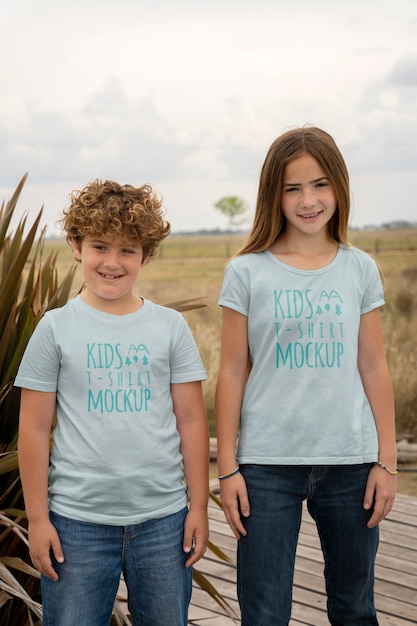 Enfants Portant Des Vêtements à La Campagne