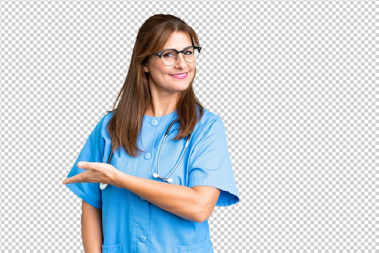 PSD enfermera de mediana edad sobre un fondo aislado presentando una idea mientras mira sonriendo hacia
