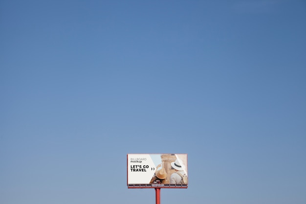 Énorme Maquette De Panneau D'affichage Sur Fond De Ciel Bleu