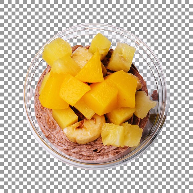 Ensalada de fruta fresca en un recipiente transparente aislado sobre fondo transparente