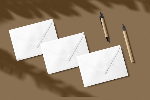 un ensemble d'enveloppes avec un crayon et un stylo à côté
