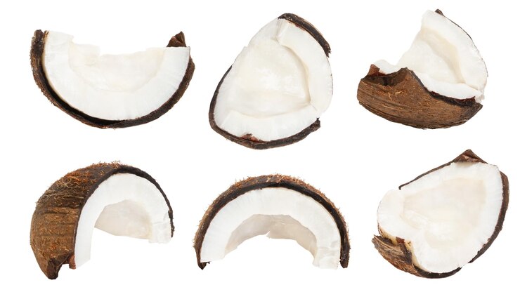 PSD ensemble de noix de coco entières et de morceaux de noix de coco sur fond blanc