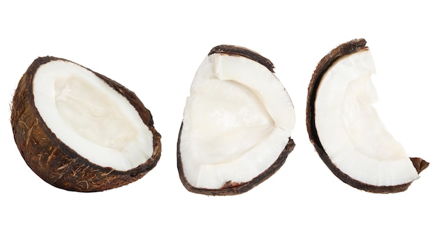Ensemble de noix de coco entières et de morceaux de noix de coco sur fond blanc