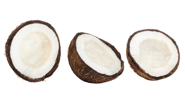 Ensemble de noix de coco entières et de morceaux de noix de coco sur fond blanc
