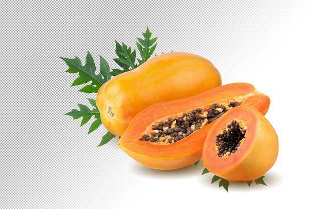 Entero y la mitad de la papaya madura con semillas sobre fondo alfa