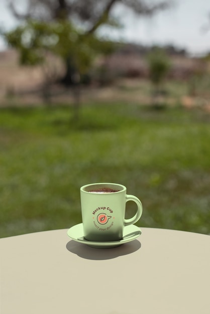 PSD entspannendes kaffee-mock-up-design mit natürlicher umgebung