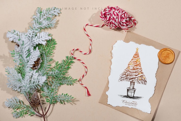 Enveloppe Artisanale Avec Carte-cadeau Et Sapin De Noël Sur Beige