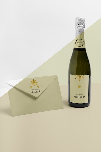 PSD enveloppe minimaliste et maquette de bouteille de champagne