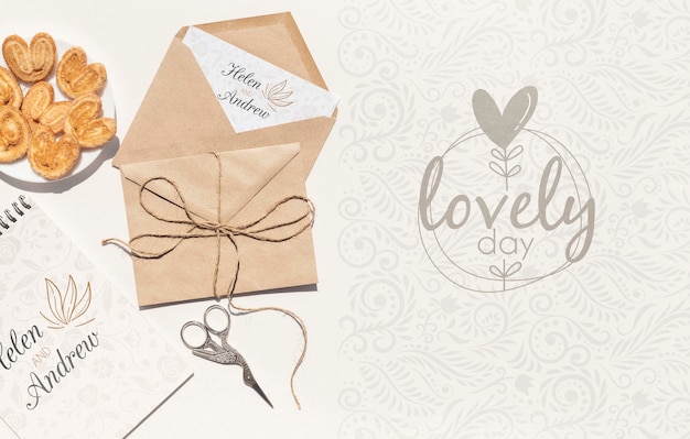 PSD enveloppe en papier de mariage avec biscuits