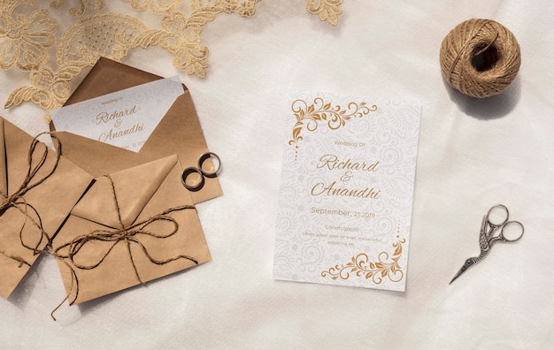 Enveloppes en papier brun avec invitation