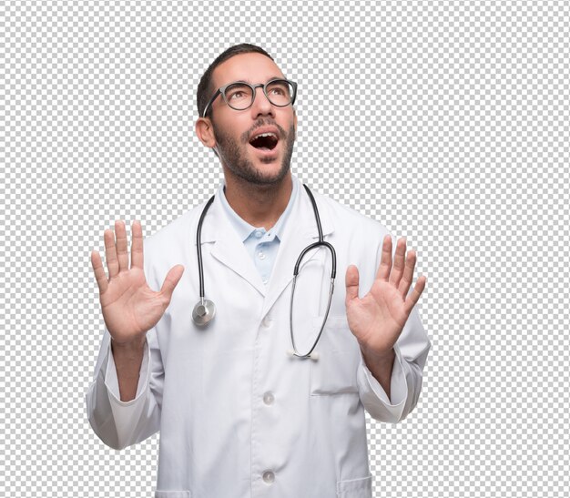 Erstaunter junger Doktor, der oben schaut
