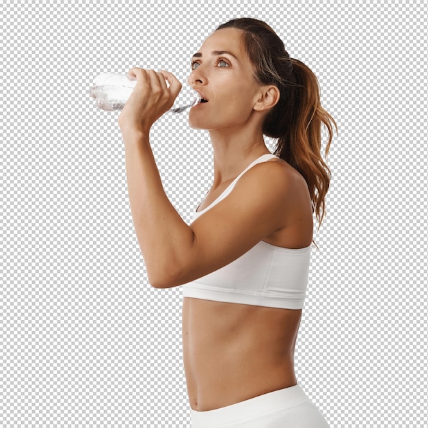 Erwachsene Sportlerin trinkt Wasser aus der Flasche während des Trainings im Fitnessstudio und bleibt gesund, steht in Sport-Bra gegen weißen Hintergrund