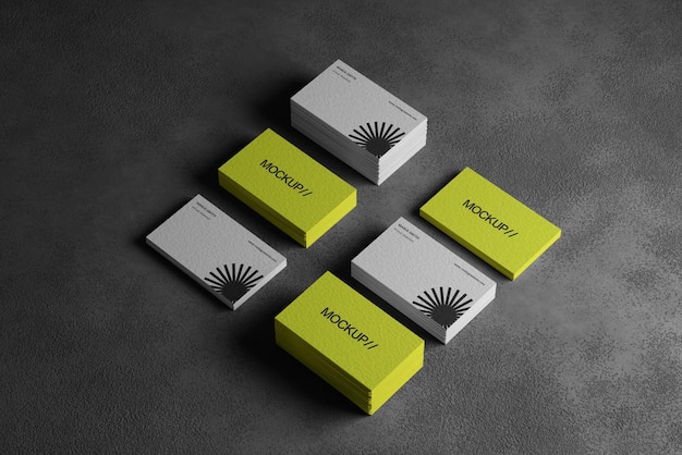 Escena oscura con varios modelos de tarjetas de visita en PSD.