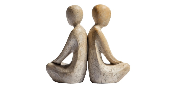 PSD escultura de piedra de una pareja sentada aislada sobre un fondo transparente