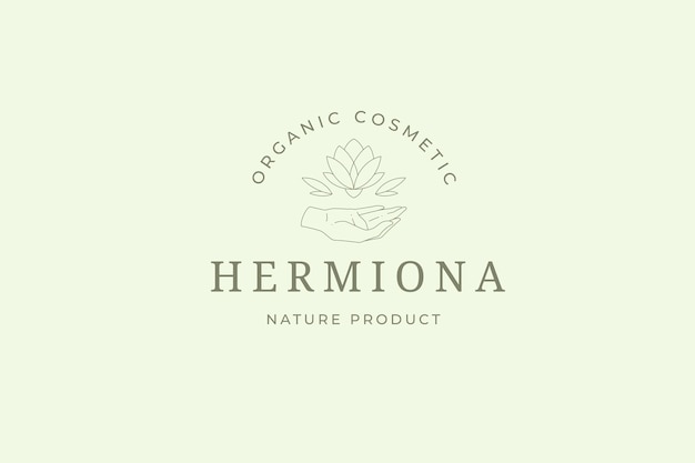 Esoterische Frauenhände halten eine natürliche Lotusblume und ein minimalistisches Logo mit Platz für Text