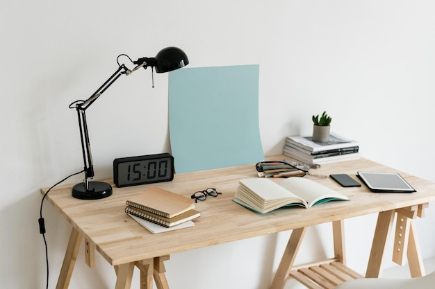 Un espace de travail bien organisé et minimaliste avec un bureau et des articles de bureau essentiels