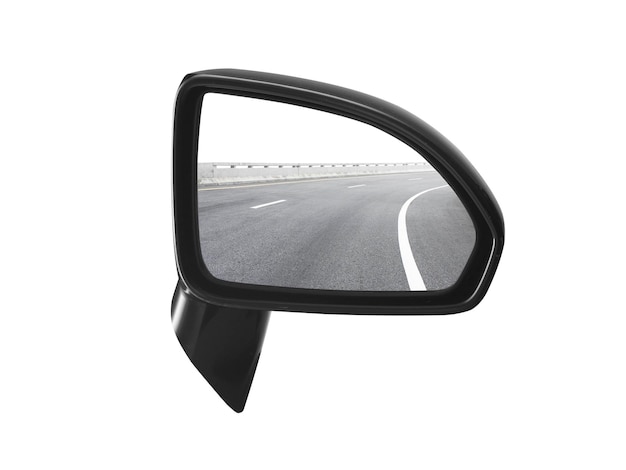 Un espejo retrovisor con una imagen de la carretera en su fondo transparente