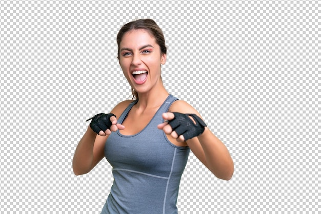 Esporte mulher uruguaia bonita sobre fundo isolado apontando para a frente e sorrindo
