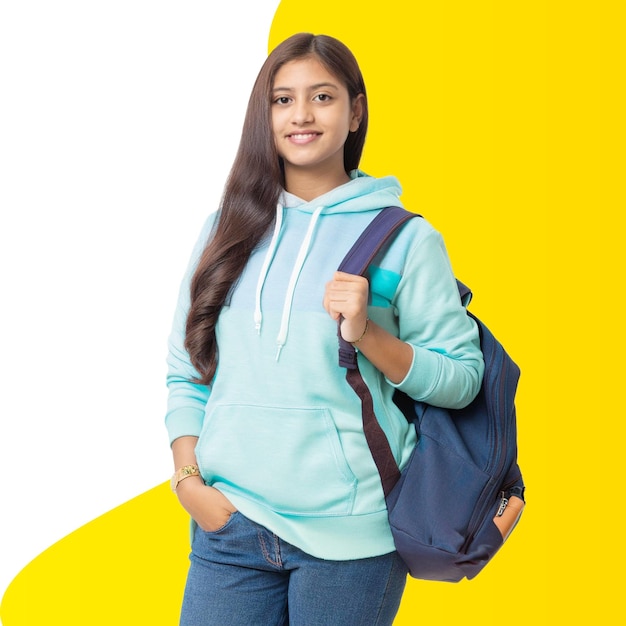 Estudante sorridente com mochila