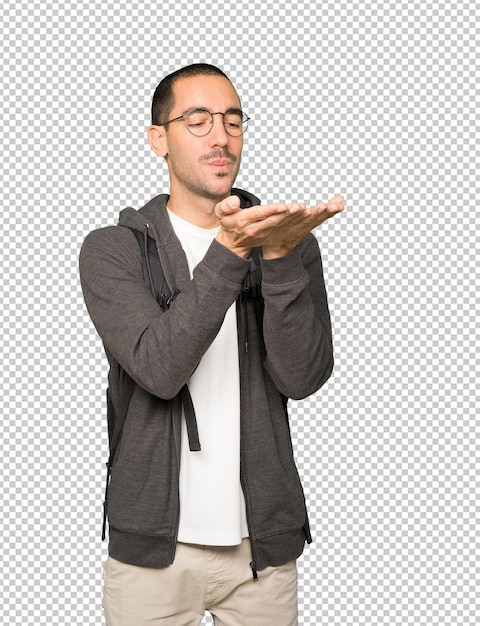 Estudiante amable haciendo un gesto de enviar un beso con la mano